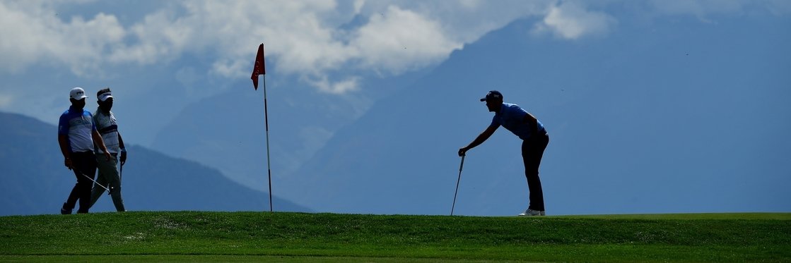 CRANS-MONTANA, SWITZERLAND - SEPTEMBER 07:  Charl Schwartzel of South Africa lines up a putt on the 7th hole during day two of the Omega European Masters at Crans-sur-Sierre Golf Club on September 7, 2018 in Crans-Montana, Switzerland.  (Photo by Stuart Franklin/Getty Images)