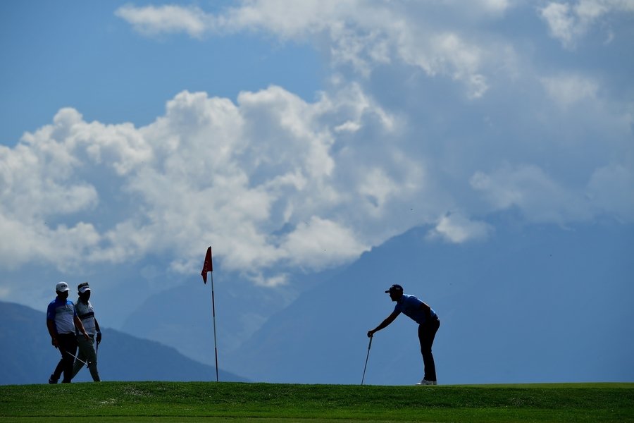 CRANS-MONTANA, SWITZERLAND - SEPTEMBER 07:  Charl Schwartzel of South Africa lines up a putt on the 7th hole during day two of the Omega European Masters at Crans-sur-Sierre Golf Club on September 7, 2018 in Crans-Montana, Switzerland.  (Photo by Stuart Franklin/Getty Images)