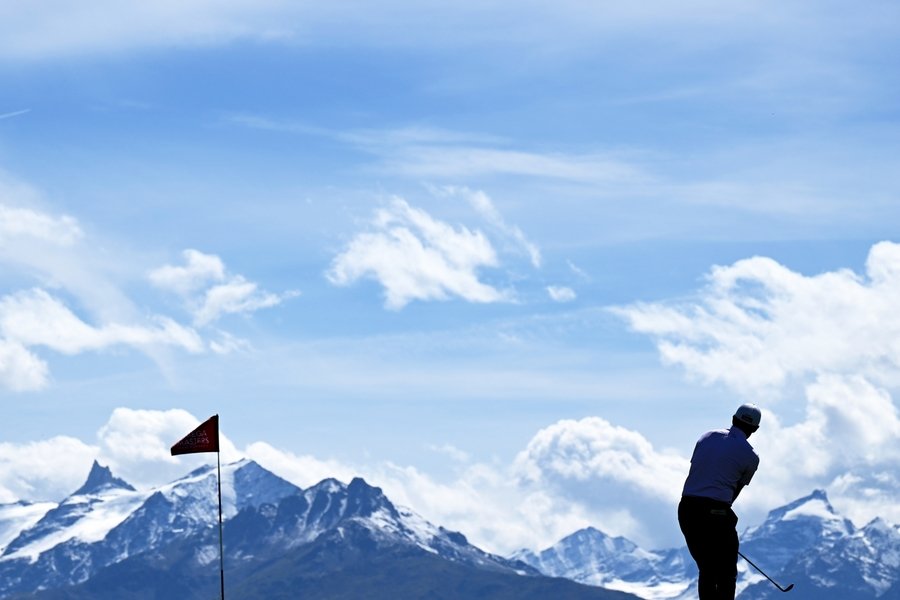 CRANS-MONTANA, SWITZERLAND - SEPTEMBER 01: Edoardo Mollinari of Italy chips on the 7th hole during Day Two of the Omega European Masters at Crans-sur-Sierre Golf Club on September 01, 2023 in Crans-Montana, Switzerland. (Photo by Stuart Franklin/Getty Images) CRANS-MONTANA, SWITZERLAND - SEPTEMBER 01: Edoardo Mollinari of Italy chips on the 7th hole during Day Two of the Omega European Masters at Crans-sur-Sierre Golf Club on September 01, 2023 in Crans-Montana, Switzerland. (Photo by Stuart Franklin/Getty Images)